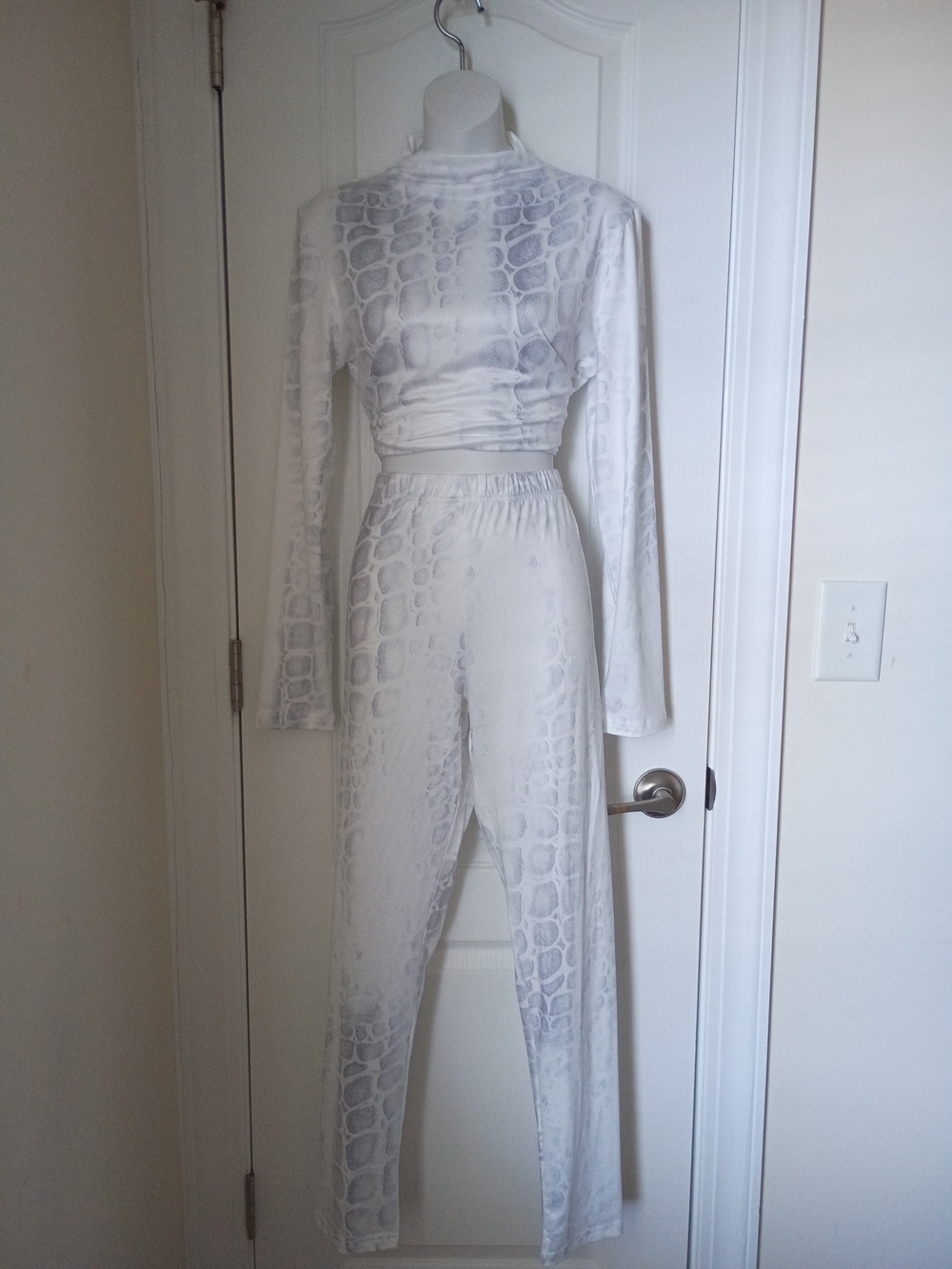 Croc-Embossed High-Waist Women's Two Piece Set in Light Gray